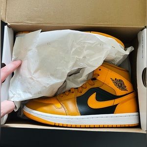 WMNS AIR JORDAN 1 MID